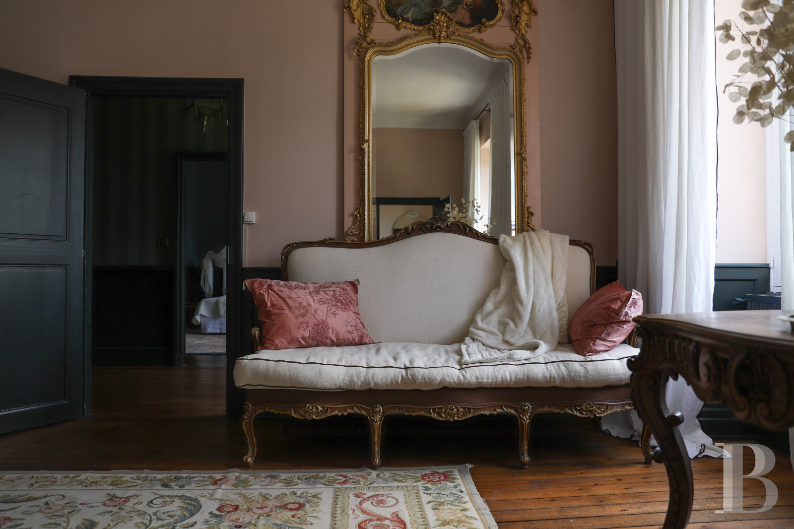 An 18th century chateau surrounded by trees and hills in the Lot valley - photo  n°21